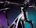 Bianchi E-MTB setzen auf eine geschwungene Formensprache. Die Züge laufen für eine aufgeräumte Optik schon durch den Steuersatz in den Rahmen.