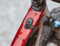 Über den USB-Port können Handy oder GPS geladen werden. Ein Gadget,  das eher auf Tour, denn im harten Enduro-Einsatz Vorteile bringt. 