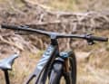 Neben dem in Deutschland von Hand gefertigten Carbon-Rahmen stammen auch die meisten edlen Anbauteile von Bike Ahead.