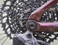 Der Carbon-Rahmen des Storck besitzt ein Gelenk mehr, als das Cervélo mit Flex-Pivot-Hinterbau. Trotz kleinerer Größe ergibt sich beim Rahmengewicht ein Nachteil von satten 408 Gramm.