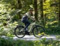 Locker Dahindüsen. Mit leisem Motor und schnellen Reifen mit Gravel-artigem Profil macht das Explore E+ auch auf Strecke Spaß.