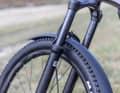 Die XCR 34 von Suntour funktioniert zwar passabel, bietet aber weder einen Abstreifring, noch eine Luftdruckempfehlung und auch keine gerasterte Zugstufe. Das erschwert eine korrekte Einstellung.