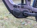 Der Sport-II-Motor von Giant hat nur 75 statt 85 Newtonmeter. Das auf dem Papier geringere Drehmoment merkt man in der Praxis aber kaum. Das Aggregat schiebt kräftig und bleibt dabei angenehm leise. Das Display Ride Control Dash 2-in-1 könnte etwas knackiger in der Bedienung sein, bei Sonne ist es zudem schlecht ablesbar.