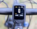 Das zentrale Display bietet viele Infos. Auf Wunsch kann man sich sogar die aktuelle Tret- und Motorleistung anzeigen lassen.