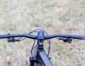 Specialized setzt auf ein ergonomisches Cockpit mit Flügelgriffen und nicht zu breitem Lenker. Im Alltag ist das angenehm.