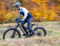 Im Praxistest zeigt sich das Specialized Tero X komfortabel und unkompliziert und lässt auch im Gelände wenig Federn. Echtes Mountainbike-Feeling will aber nicht so recht aufkommen.
