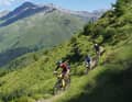 Die Alta Via Comuna: 7 Kilometer lang wickelt sich der alpine Pfad um die Grasflanken der Cima Bleis.