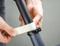 Mit einem Stück Tape wird die Einschubtiefe der Stütze markiert