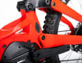 Der Rahmen schwingt sich um Shimanos EP8-Motor, das macht erst der Werkstoff Carbon möglich. Auch der Hinterbau wird aus Kohlefaser gefertigt.