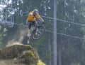 Jetzt muss das Allmountain-Fahrwerk des TP4-S gleich Schläge einstecken. BIKE-Tester Dimi Lehner biegt in den DH-Track Black Snake in Val di Sole.