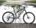 Immer nah am Wasser: Im Dauertest hatte das Specialized Epic oft Pech mit dem Wetter.