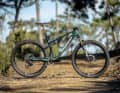 Mit Flex-Pivot-Hinterbau und Dämpfer unter dem Oberrohr ist das Megamo Track 2025 unweigerlich als modernes Cross Country-Bike zu erkennen.