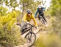 Topf samt passendem Deckel:  Tester Laurin (vorne) liebt die verspielte Seite von Trailbikes.  Deshalb weiß er trotz in die Jahre  gekommener Geometrie die  Qualitäten des Izzo zu schätzen und offensichtlich auch damit umzugehen.
