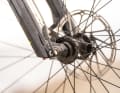 Der Vorderradausbau zum Transport oder für Wartungsarbeiten  gelingt dank Schnellspanner ohne Werkzeug.