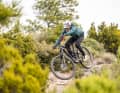 In der Downhill-Wertung läuft das GT dann wieder zu Höchstform auf. Die moderate Kettenstrebenlänge und der lange Reach bringen Spurtreue und Wendigkeit perfekt in Einklang. Die hohe Front vermittelt zudem das Gefühl, tief und sicher im Bike zu stehen. „Bestes Handling“, fasst Testleiter Peter Nilges (im Bild) zusammen.