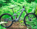 Das Transition Relay ist ein waschechtes Enduro. 170 oder 160 mm Federweg, 29 Zoll oder MX-Laufradmix. Der 430er-Akku ist klassisch entnehmbar. Preise liegen uns noch nicht vor.