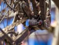 Essenzielle Grundeinstellung: Manche Bikes müssen im Setup-Key A, manche in Position B eingestellt werden. Was die passende Position für euer Bike ist, verrät die Sram-Datenbank. Der Stecker kann mit einem Schraubenzieher herausgehebelt und entsprechend auf A oder B eingestellt werden.
