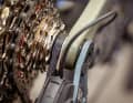 Das Sram Transmission Schaltwerk (T-Type) wird über massive Bügel direkt mit dem Rahmen verbunden. Sram nennt das “Full-Mount”. Durch diese Besonderheit haben Transmission-Schaltungen eine ganz eigene Einstelllogik.