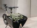 Der verschließbare Korb ist das Highlight des Cargobikes. Mit der zusätzlichen Transportmatte kann man auch oben drauf noch zuladen.