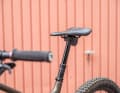 Geht elektro auch günstig? TranzX hat mit der EDP01 eine preiswerte Alternative zu den E-Variosattelstützen von Rockshox und Co