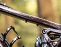 Ein Tool-Mount unter dem Oberrohr schafft Platz für Zubehör am Bike.