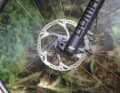 Ungewöhnlicher Luxus: Trek spendiert dem Rail 7 hochwertige Icetech-Bremsscheiben von Shimano. Die Kombination mit den günstigen Deore-Bremsen ist ungewöhnlich. Als Sparmaßnahme werden an Komplettbikes gerne die günstigen Scheiben von Shimano verbaut, die empfindlich auf Hitze reagieren.