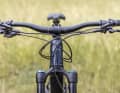 Das Cockpit stammt von Bontrager, die Zugverlegung läuft klassisch über den Rahmen. Gegen die moderne, aber wenig servicefreundliche Integration im Steuersatz hat sich Trek ganz bewusst entschieden.