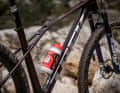 Für 2025 gönnt Trek dem Procaliber Carbon Hardtail einen komplett neuen Rahmen. Das Flex-Konzept bleibt bestehen, funktioniert nun aber völlig anders.