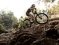 Hardtails ain't dead: Trek aktualisiert das Supercaliber Carbon und rüstet es mit 120 Millimetern Federweg für moderne Crosscountry-Rennstrecken.