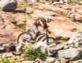 Saust man auf dem Top Fuel zu Tale, kommt es dank langem Radstand auch mit hohen Geschwin­dig­kei­ten gut zurecht. Steile Abfahrten stehen wegen der tiefen Front aber nicht im Lastenheft des Trek.