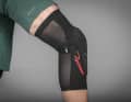 Dank des langen Sleeves sitzt der Troy Lee recht sicher