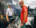 Deutschlands Bester im Gespräch mit seinem spanischen Mechaniker Alvaro Dominguez.