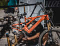 Dazu haben sie sich das Gebiet im Schweizer Davos Klosters ausgesucht - und Specialized Turbo Levo E-MTBs.