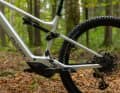 Der Carbon-Hinterbau ist aus einem Stück gefertigt. Statt einem Lager gibt es flexende Streben, die dem Bike 130 Millimeter Federweg entlocken.