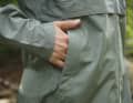 Neben einer praktischen Kapuze besitzt die Loamer Rain Jacket auch zwei Fronttaschen mit Reißverschlüssen