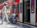 Die Falteigenschaften sind besonders praktisch, wenn’s mal voll wird - zum Beispiel am Bahnhof.