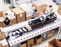 Blick auf den Versandtisch. Hier werden die Produkte aufwendig, aber natürlich möglichst nachhaltig verpackt.