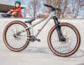 Wie die Großen: Die cleane Optik und der matt-graue Lack haben wenig vom verbreiteten bunten Kinder-Bike-Image.