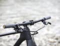 Am Cockpit ist das VPace Hardtail mit langer, flacher Steuerzentraler ein klassischer Racer. Der Carbon-Lenker ist ein hauseigenes Teil von VPace.