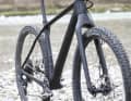 Ganz in Schwarz und ohne Schnickschnack strahlt das Carbon-Chassis des VPace Hardtails eine gehörige Portion Understatement aus.