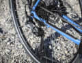 Die Cues gehört zur neuen auf Haltbarkeit getrimmten Produktserie von Shimano. Top für den Touren-Einsatz, die Haptik der Schaltung könnte aber etwas besser sein.