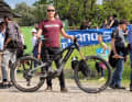 Firmenchef Stefan Migliorini präsentiert das neue E-MTB Thok Gram. Das Bike konnte auch direkt bei Thok für Testfahrten ausgeführt werden.
