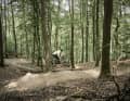 Fest angestellt: Slopestyle-Profi Max Mey übernimmt auf den Trails in Kiedrich den Feinschliff.