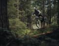 Bolzen bergab auch mit nur 145 Millimetern im Heck? Zumindest die Image Kampagne von Rocky Mountain rund ums neue Bike vermittelt diesen Eindruck.