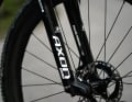 Tom Pidcock setzt am neuen Pinarello Dogma XC Hardtail auf eine elektronisch gesteuerte Federgabel von SR Suntour.