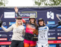Das Podest der Frauen von links nach rechts: Ella Conolly (Platz zwei), Elly Hoskins (erster Platz), Morgane Charre (dritter Platz)