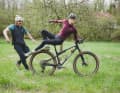 Was geht denn hier ab? Lukas (links) ist auch als Dauertest-Fahrer für BIKE unterwegs. Doch als Max beim Shooting zu posen anfängt, muss er plötzlich auch als Foto-Assistenz “einspringen“.