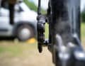 Franzi liebt die Power ihrer Shimano XT-Bremsen – trotz 45.000 Tiefenmetern funktionieren sie noch wie am ersten Tag. Lediglich die Kolben musste sie kürzlich mobilisieren. Anders der Fox-Dämpfer: Der verliert Öl und sorgt für Durchschläge. Werkstatt-Termin ist schon geplant.