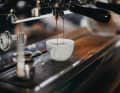Ein Espresso vor der Tour kann das zentrale Nervensystem auf Leistung bringen.