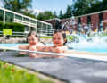 In den Sommermonaten erwartet Sie ein beheizbarer Außen-Pool mit Liegewiese